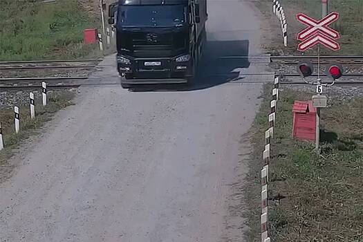 В России поезд снес грузовик на переезде. Видео