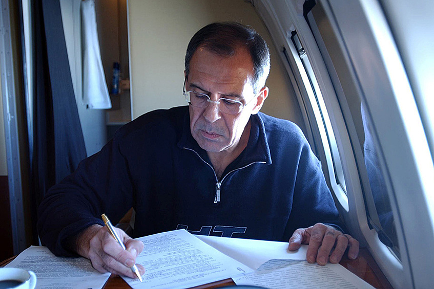 Министр иностранных дел РФ Сергей Лавров в салоне самолета во время поездки в очередную командировку