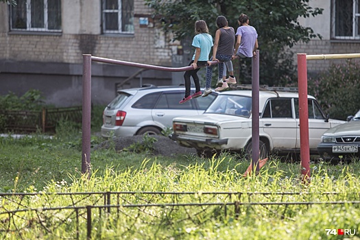 Дворовое воспитание: 10 детских площадок в Челябинске, где страшно даже взрослым