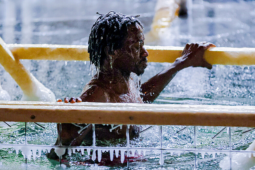 Мужчина во время крещенских купаний на территории клуба зимнего плавания «Косатка ДВ» во Владивостоке, 18 января 2026 года
