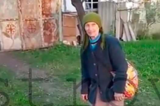 Найдена вышедшая к украинским военным со Знаменем Победы бабушка