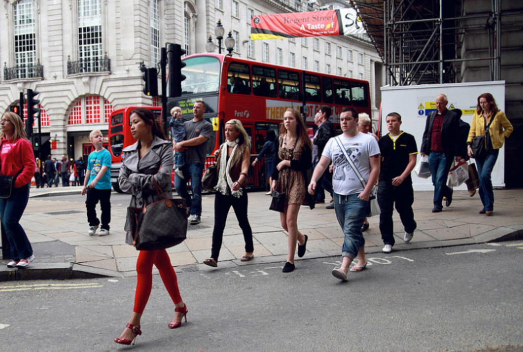 Is in who the street. Англия люди на улицах. Люди на улицах Лондона. Великобритания люди на улице.