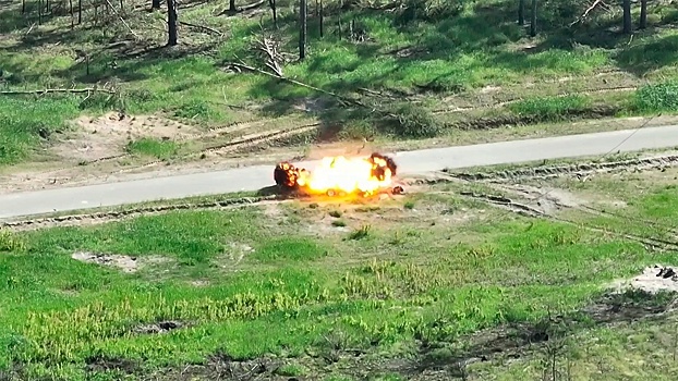 Боец ВДВ подорвал украинский танк и колесный беспилотник с миной