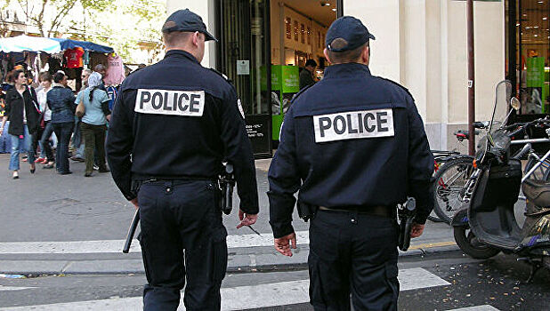 Во Франции женщина с ножом напала на полицейского