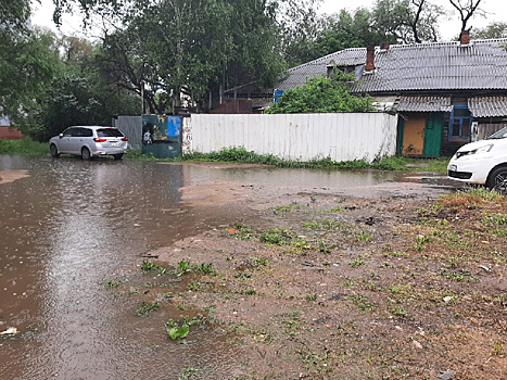Жительница Благовещенска рассказала, что её двор затапливает после каждого дождя