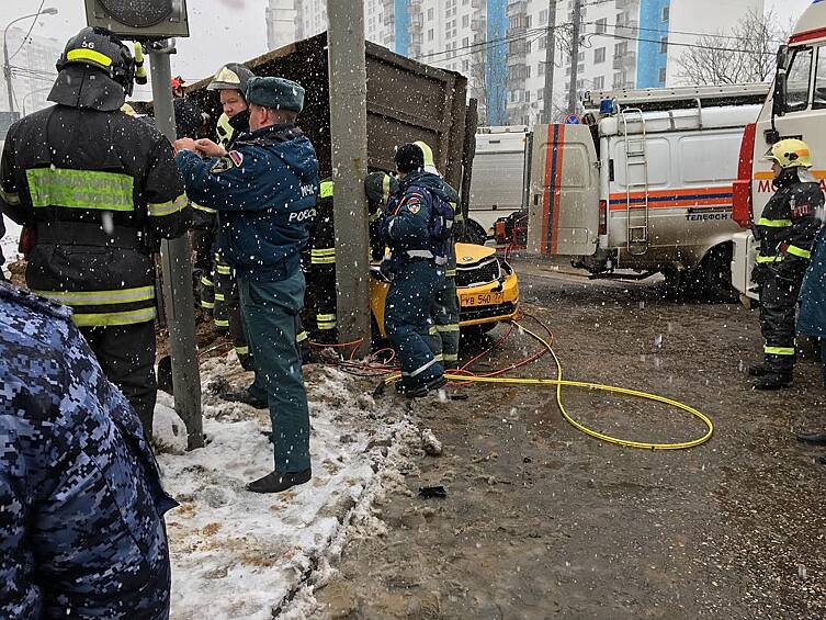  ДТП произошло в Москве на пересечении Ясногорской улицы с Литовским бульваром. Столкнулись автомобиль такси и грузовик «КАМАЗ», перевозивший песок