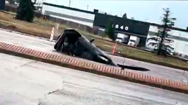 Женщина выбежала из автомобиля за пару мгновений до того, как тот провалился в огромную яму: видео