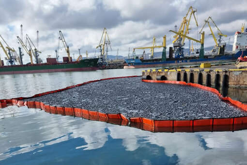 Судно под флагом Панамы разлило нефтепродукты в акватории порта Новороссийск