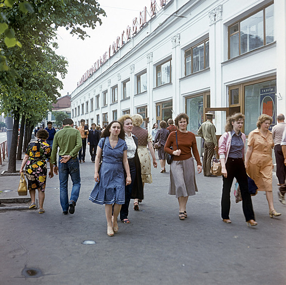 Жители города Владимира на Интернациональной улице, 1983 г.