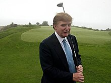 Демонстранты устроили акцию протеста в гольф-клубе Трампа