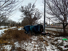 В Волгограде погиб водитель врезавшегося в дерево и столб автомобиля