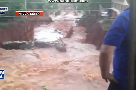 Сильный шторм вызвал наводнение и оползни в Парагвае