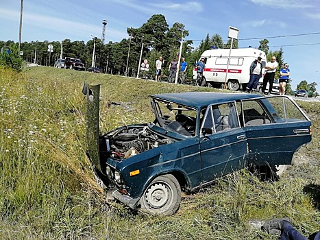 ВАЗ столкнулся с Porsche в Кузбассе: есть погибший