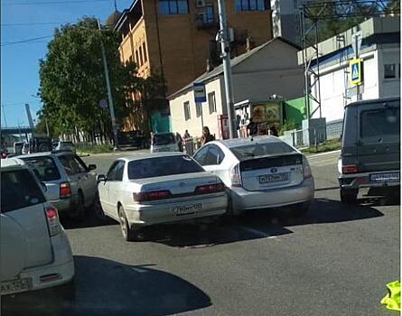 Авария спровоцировала пробку во Владивостоке