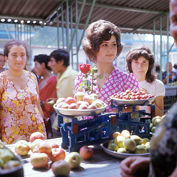 Торговля фруктами на городском рынке Кишинева, Молдавская ССР, 1975 год