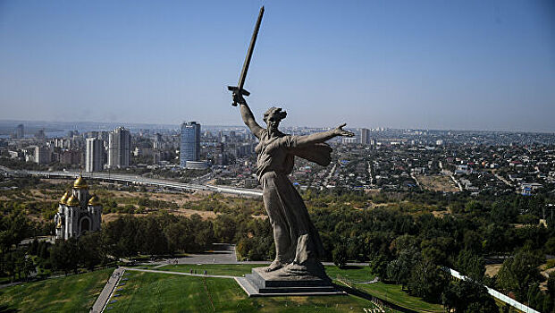 В Волгограде на монументе "Родина-мать зовет!" заделают 13 км трещин