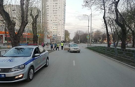 В Екатеринбурге водитель сбил двух подростков на пешеходном переходе