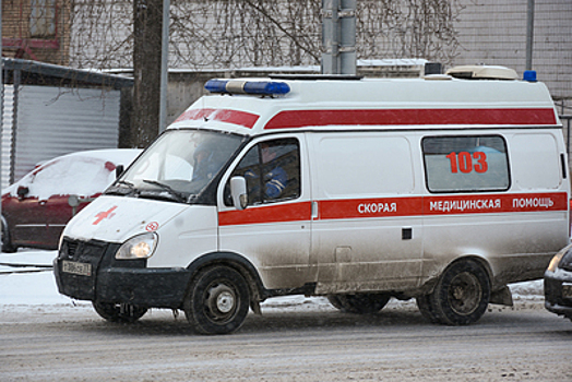 Один человек погиб при столкновении легковушки и автобуса на западе Москвы