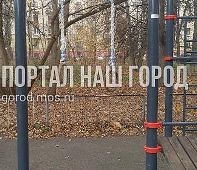 На улице Маршала Новикова отремонтировали спортивные снаряды