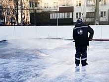 В Липецке начали заливать ледовые катки