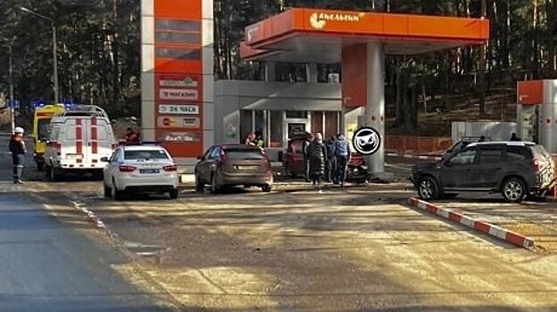 В Пензе на заправке случилось ДТП с участием трех авто
