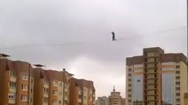 В Воронеже мужчина прошел по тросу, натянутому между многоэтажками