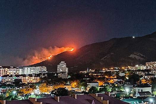 Крупный пожар в Геленджике не угрожает населенным пунктам