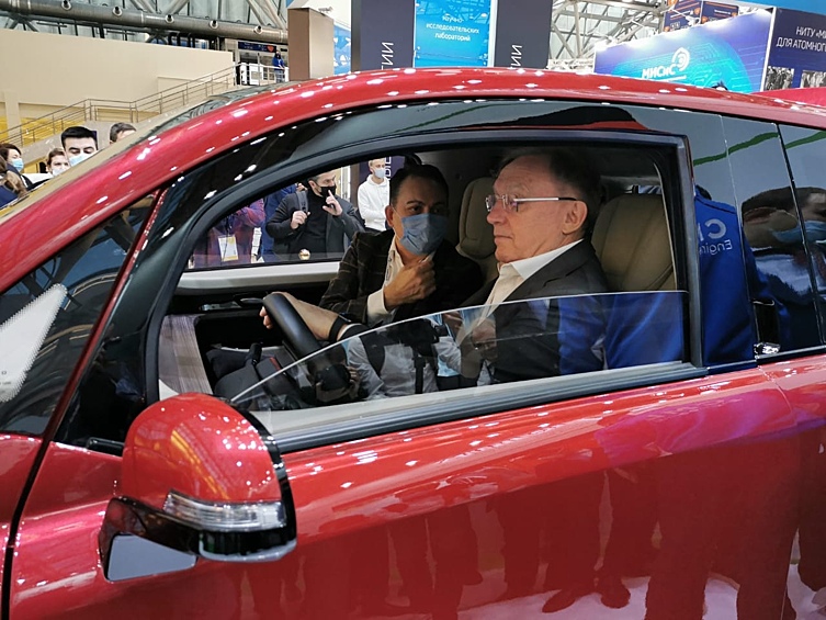 В Москве, в рамках VII ежегодной национальной выставки «ВУЗПРОМЭКСПО-2020» состоялась премьера электрического смарт-кроссовера под названием «Кама-1». Об этом сообщает  autonews.ru. 