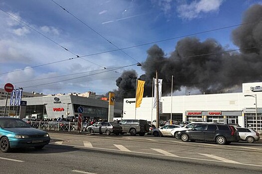 «Заметили дым и побежали»: в Петербурге загорелся автосалон