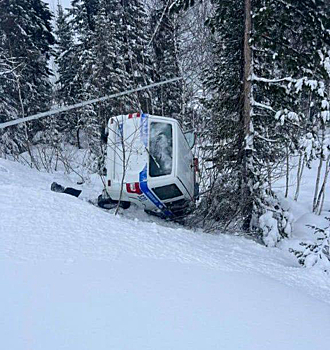 Машина ГИБДД перевернулась на заснеженной дороге в Шерегеше