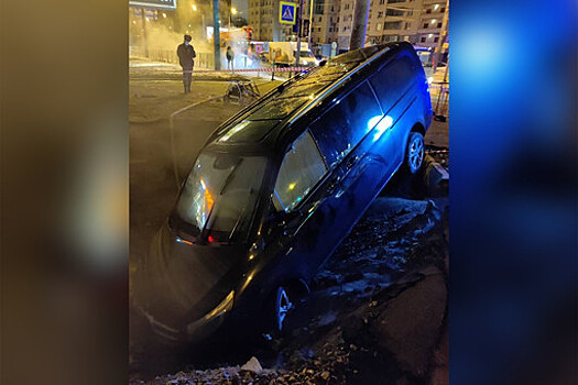 Автомобиль провалился в яму с кипятком в Санкт-Петербурге