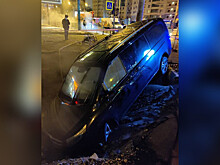 Автомобиль провалился в яму с кипятком в Санкт-Петербурге