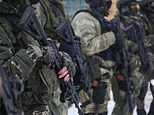 Ямальский мэр сплел маскировочную сеть для бойцов СВО