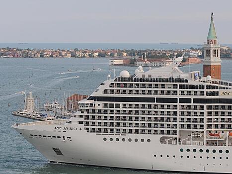 Венеция объявила войну туристам: теперь в Италию только пешком