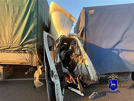 На трассе М-5 "паровозиком" столкнулись несколько большегрузов