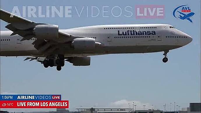 Жесткая посадка двухпалубного Boeing с пассажирами на борту попала на видео