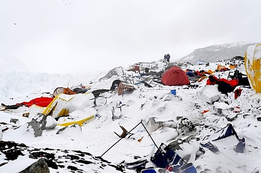 Власти Непала хотят провести на Эвересте субботник по уборке трупов
