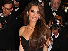 Жена Джорджа Клуни вышла на публику в платье с глубоким декольте