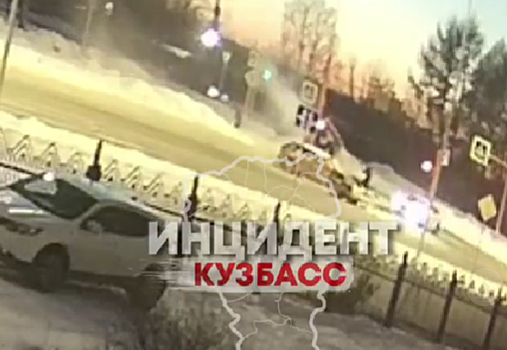 Соцсети: В Кемерове "легковушка" перевернулась после ДТП