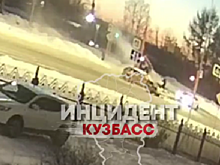 Соцсети: В Кемерове "легковушка" перевернулась после ДТП