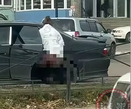 Жителей Благовещенска возмутила женщина, справляющая нужду возле торгового центра