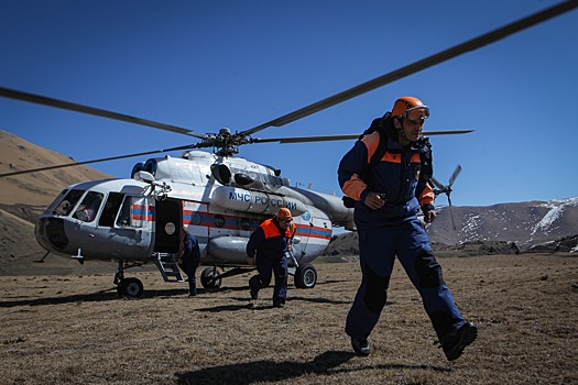 Спасатели эвакуировали на вертолете пострадавшего в горах КБР туриста из Новосибирска