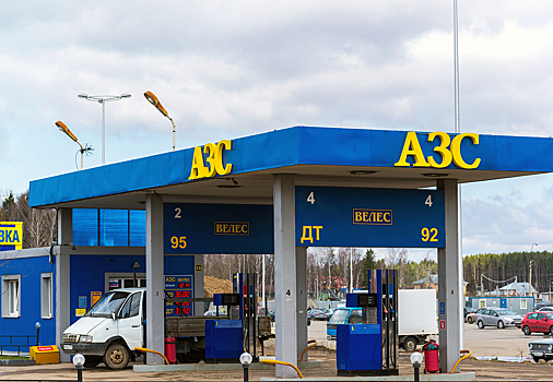 Могут ли отобрать права за въезд под «кирпич» на заправке? Разъяснил автоэксперт