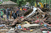 В Индонезии подсчитывают жертв разрушительного цунами