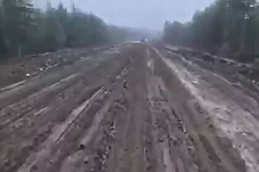Сильный ливень размыл федеральную трассу в России
