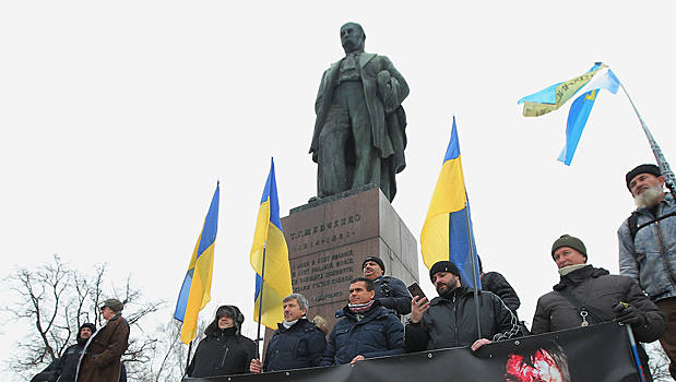 Протестующие в Киеве прорвались к памятнику Шевченко