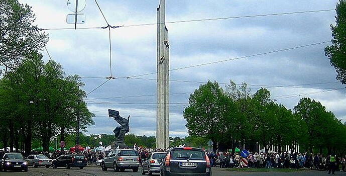 Памятник воину-освободителю в Риге убрали впервые за 30 лет