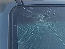 Пьяный прохожий разбил стекло припаркованного автомобиля в Новокузнецке