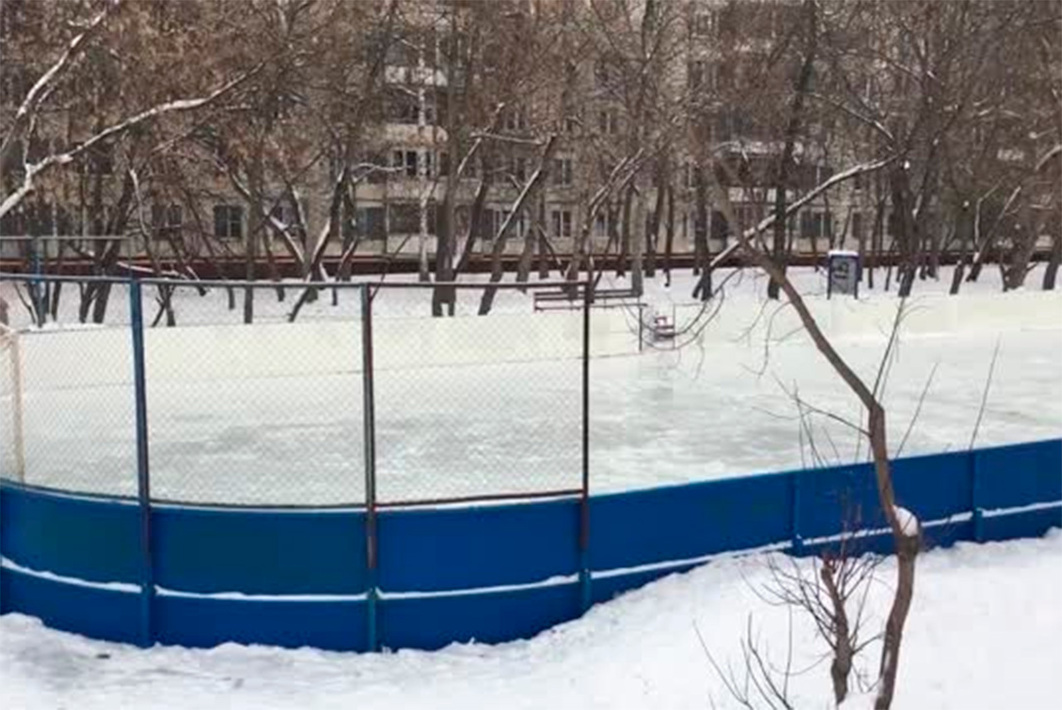 Каток около школы 24 подольск. Каток малоярославец маклино. Московский каток. Круговой каток в парке. На школьной площадке залили каток круглой формы.