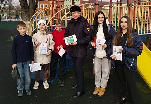 Автоинспектор и «Молодежный патруль» напомнили прохожим о безопасности на дорогах